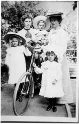Familiengruppe mit Fahrrad, ca. 1890er
